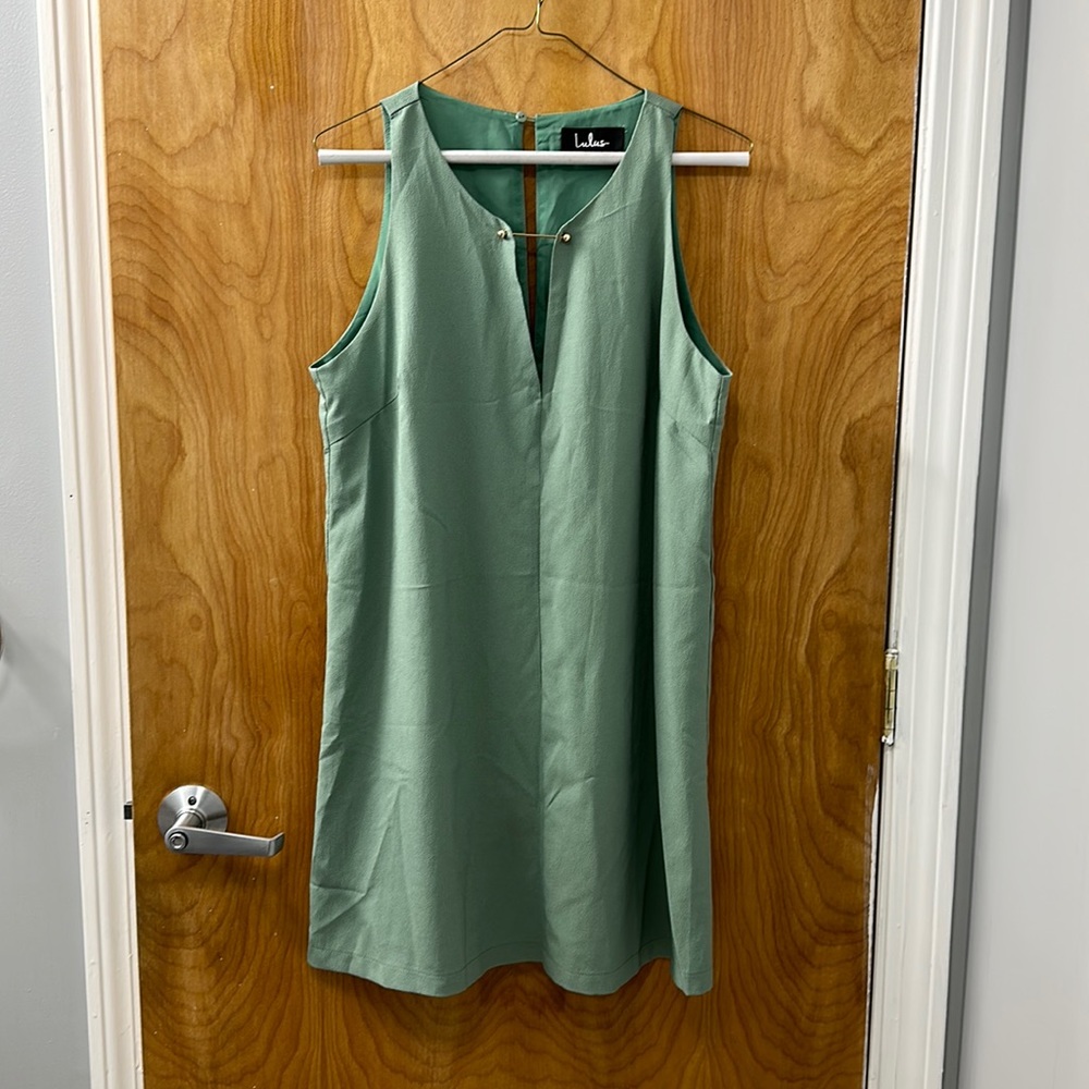 Lulu’s light green dress